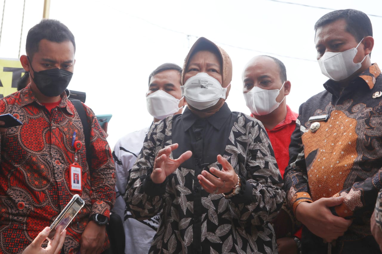 Social Minister Risma Visits Cut Nyak Dhien's Tomb