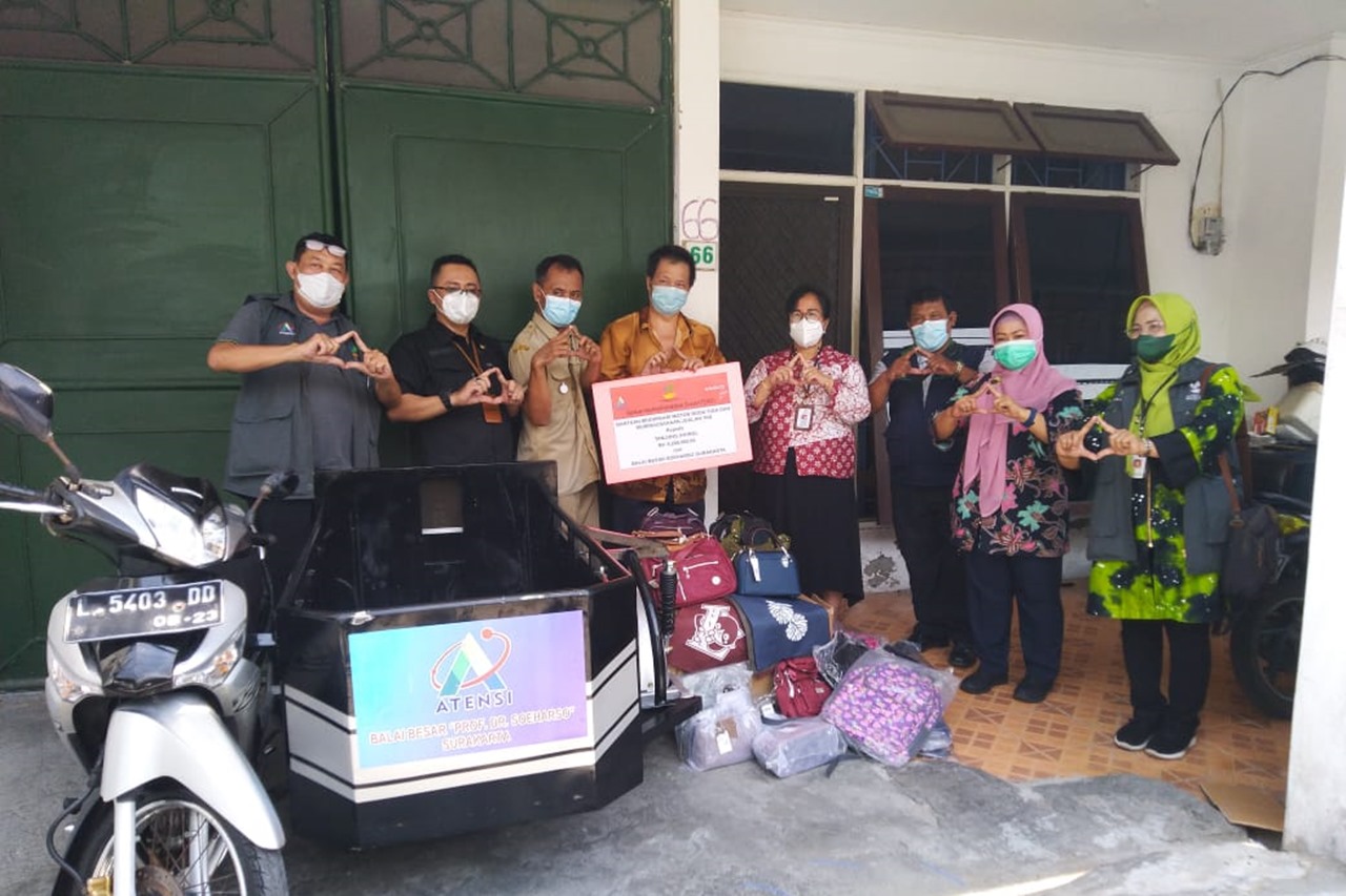 Ministry of Social Affairs Hands Over ATENSI Support for Tan Djung Hong