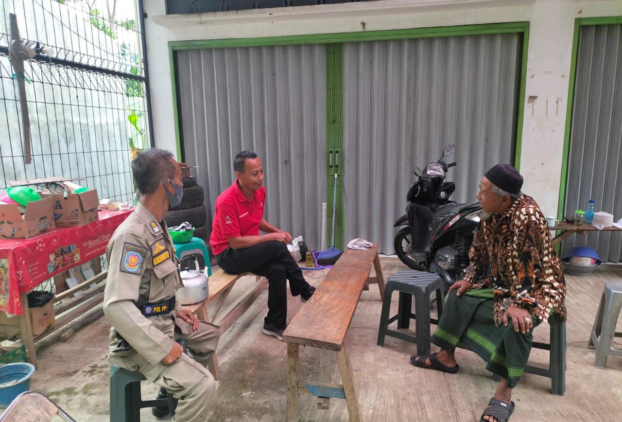 Ministry of Social Affairs Visits Elderly in a Storefront in Sukabumi