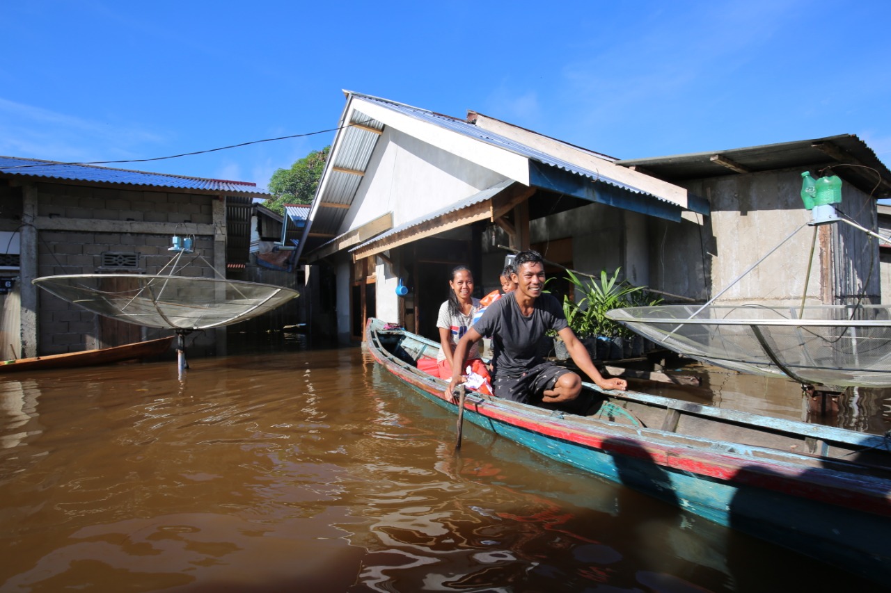 Bersama Bupati Sanggau, Mensos Kunjungi Warga Terdampak Luapan Sungai Kapuas