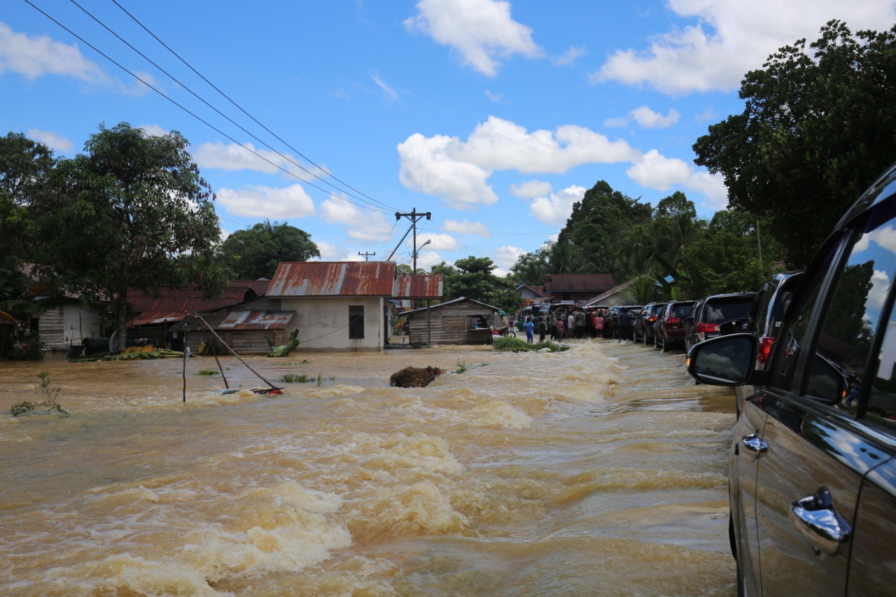 Ketika Banjir Menyulitkan Laju Mobil Mensos Menuju Kabupaten Sintang