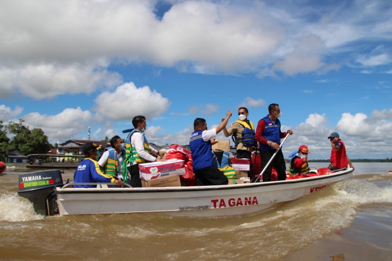Mensos Salurkan Bantuan dan Santunan Ahli Waris Akibat Banjir di Kabupaten Sanggau