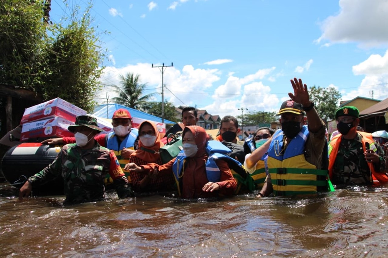 Tiba di Kabupaten Sintang, Mensos Susuri Banjir dan Distribusikan Bantuan
