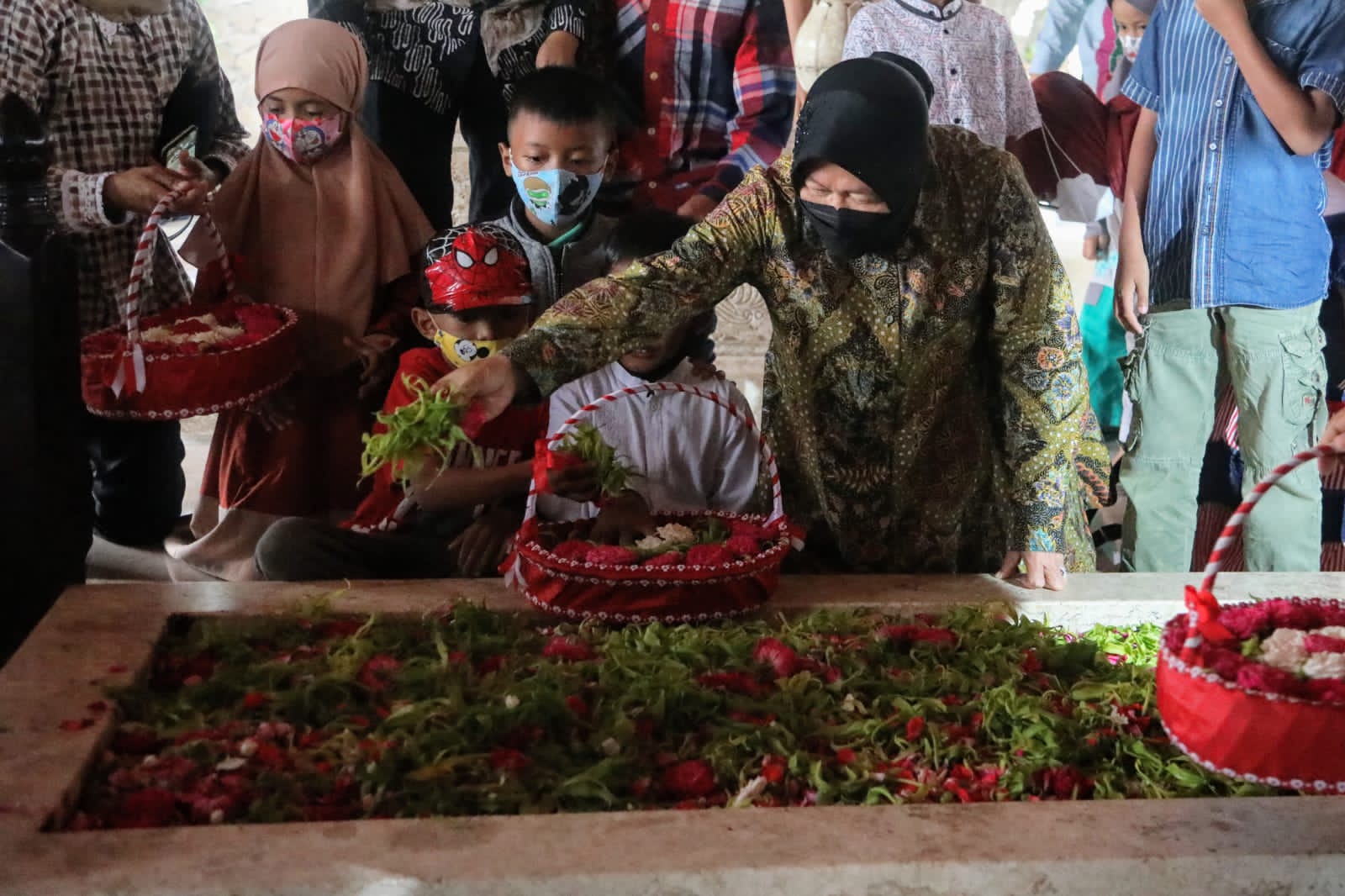 Mendadak “Guru TK”, Mensos Gandeng Anak-Anak Berdoa Bersama di Makam Bung Karno