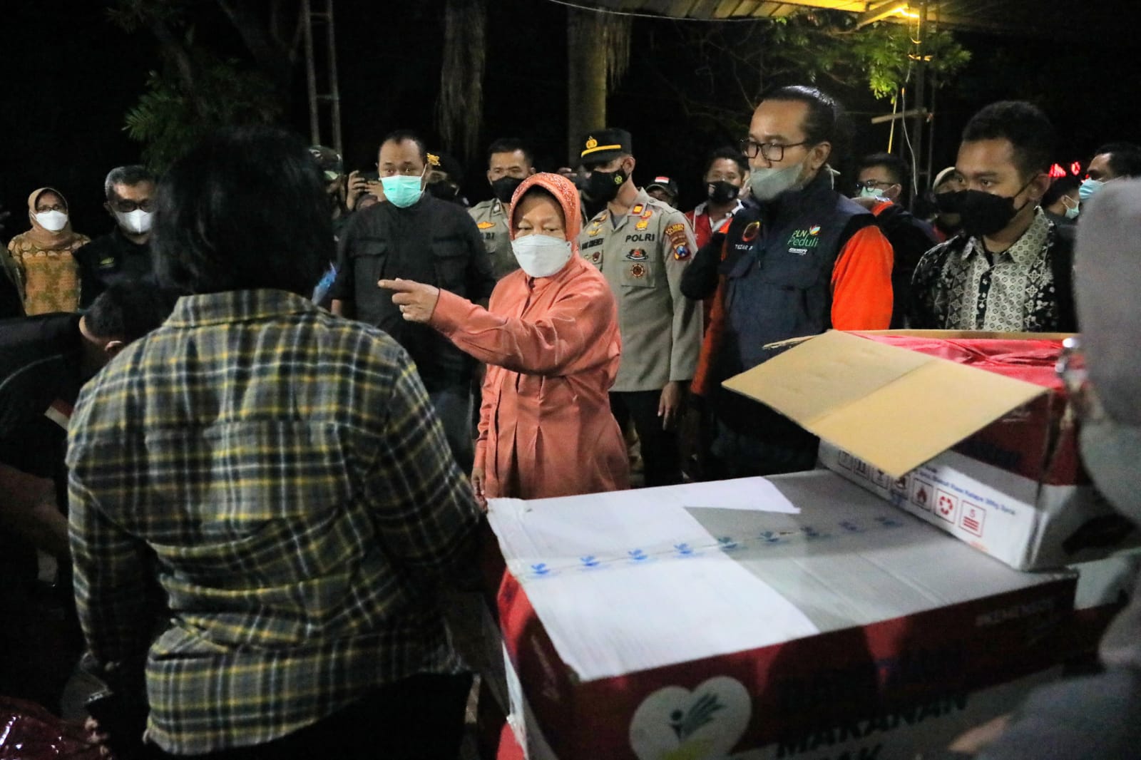 Social Minister Risma Visits Evacuees in Malang