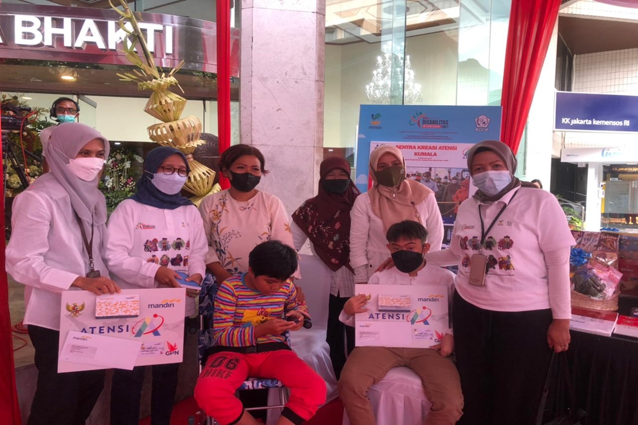 "Mulya Jaya" Center Distributes ATENSI Support for Persons with Disabilities at the 2021 HDI Event