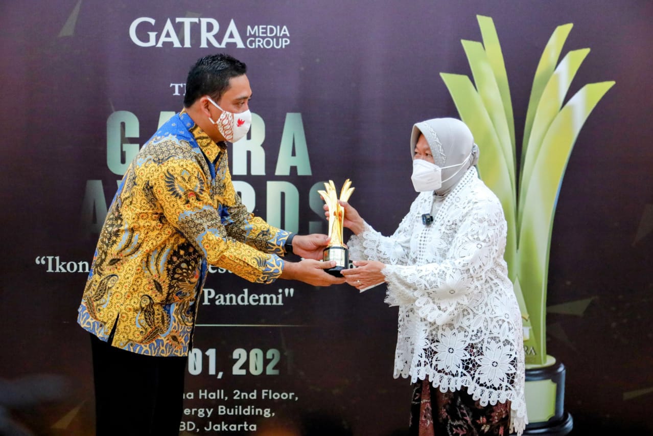 Lakukan Berbagai Terobosan Atasi Dampak Pandemi, Mensos Risma Terima Anugerah “GATRA Awards 2021”