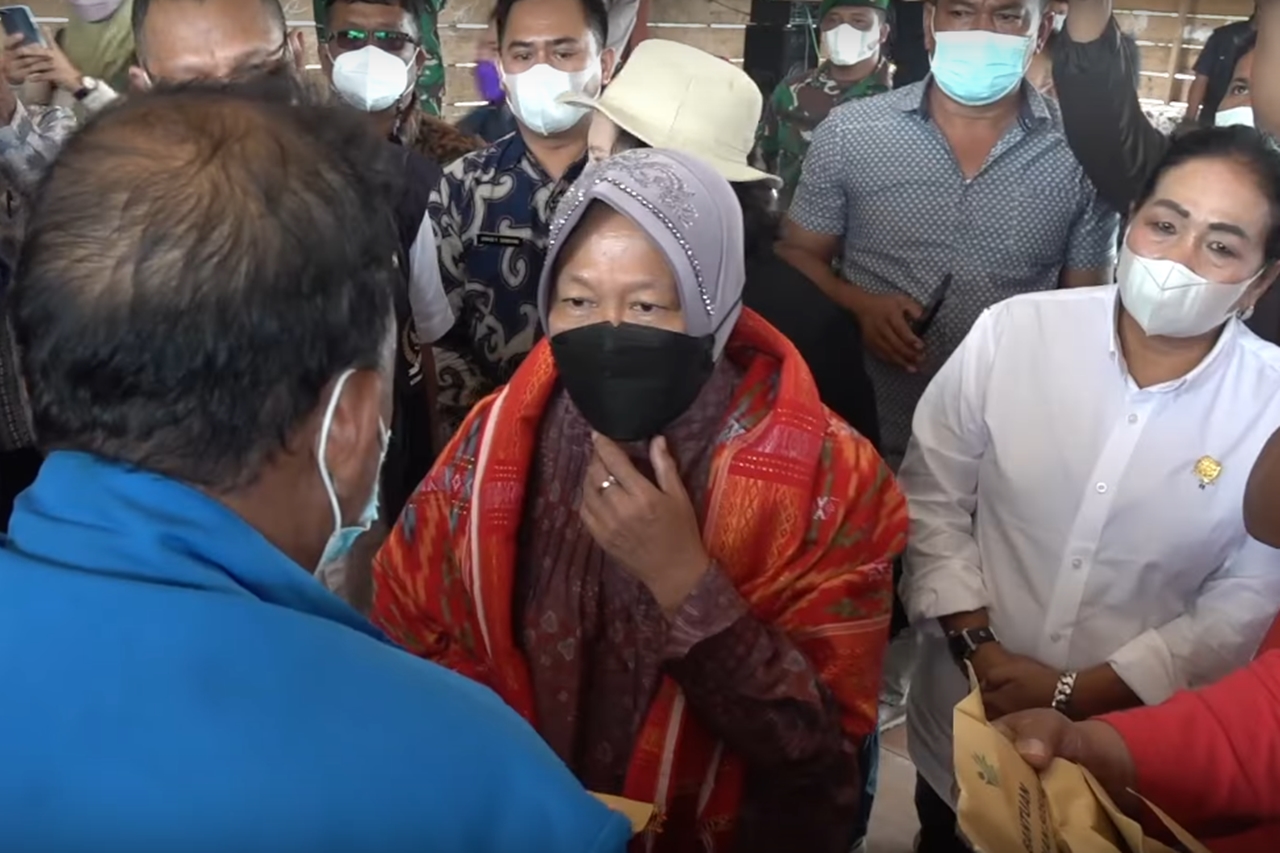 While 'Lesehan', Minister of Social Affairs Invites Former Sinabung Evacuees to Create Independent Business