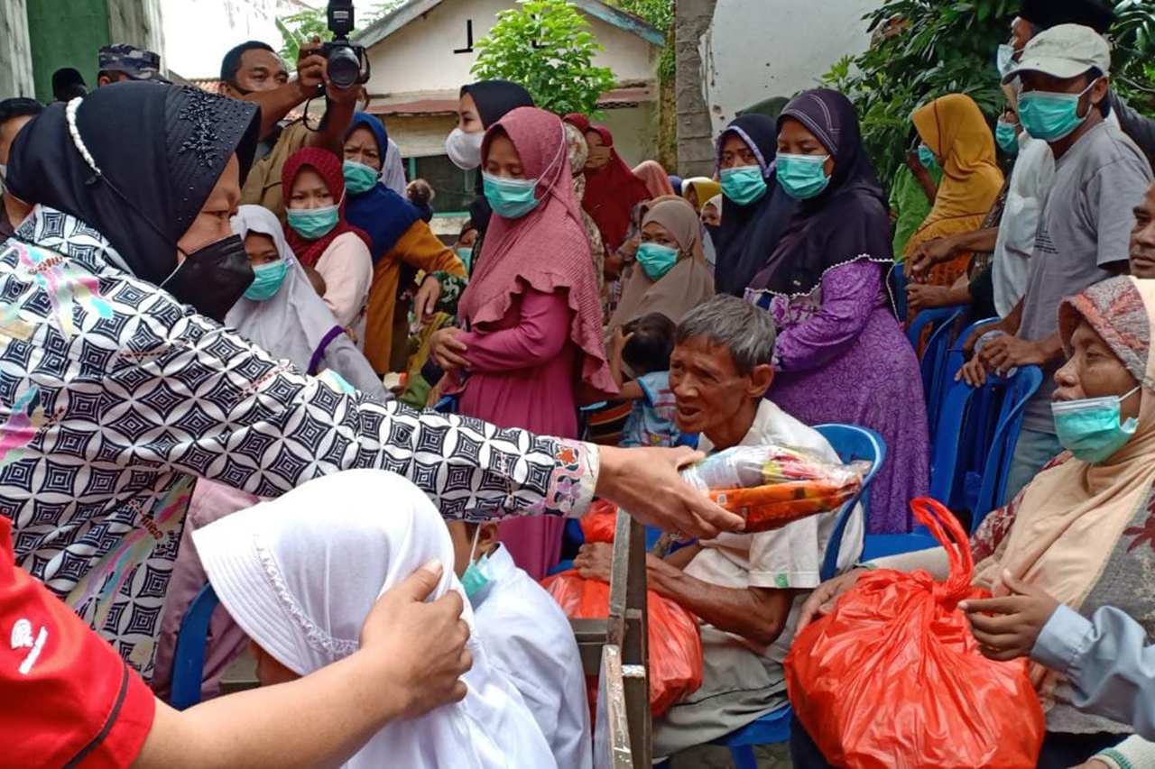 Terima Bantuan Banjir di Bangkalan, Bupati Ra Latif: Terima Kasih Atas Perhatian Ibu Mensos Bagi Warga di Desa Blega