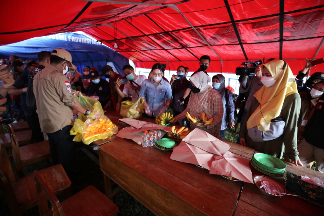 Dapur Umum Kemensos Salurkan Makanan Siap Saji untuk Penyintas Erupsi Gunung Semeru, Bukan Bahan Makanan