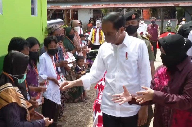 President and Minister of Social Affairs Review the Distribution of the Basic Food Program in Sintang District