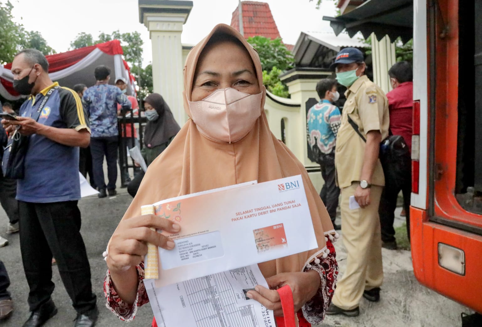 Kejar Tenggat Waktu, Mensos Instruksikan Pencairan Bansos di Surabaya Dilakukan Secara Manual