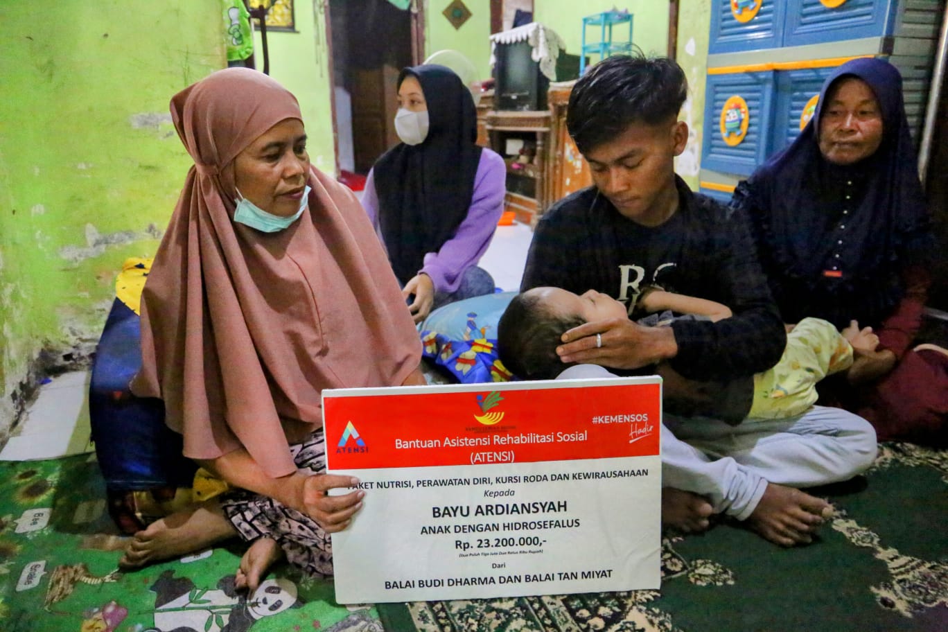 Kunjungi Bocah Penderita Hidrosefalus di Purwakarta, Mensos Motivasi Keluarga dan Serahkan Bantuan Kewirausahaan