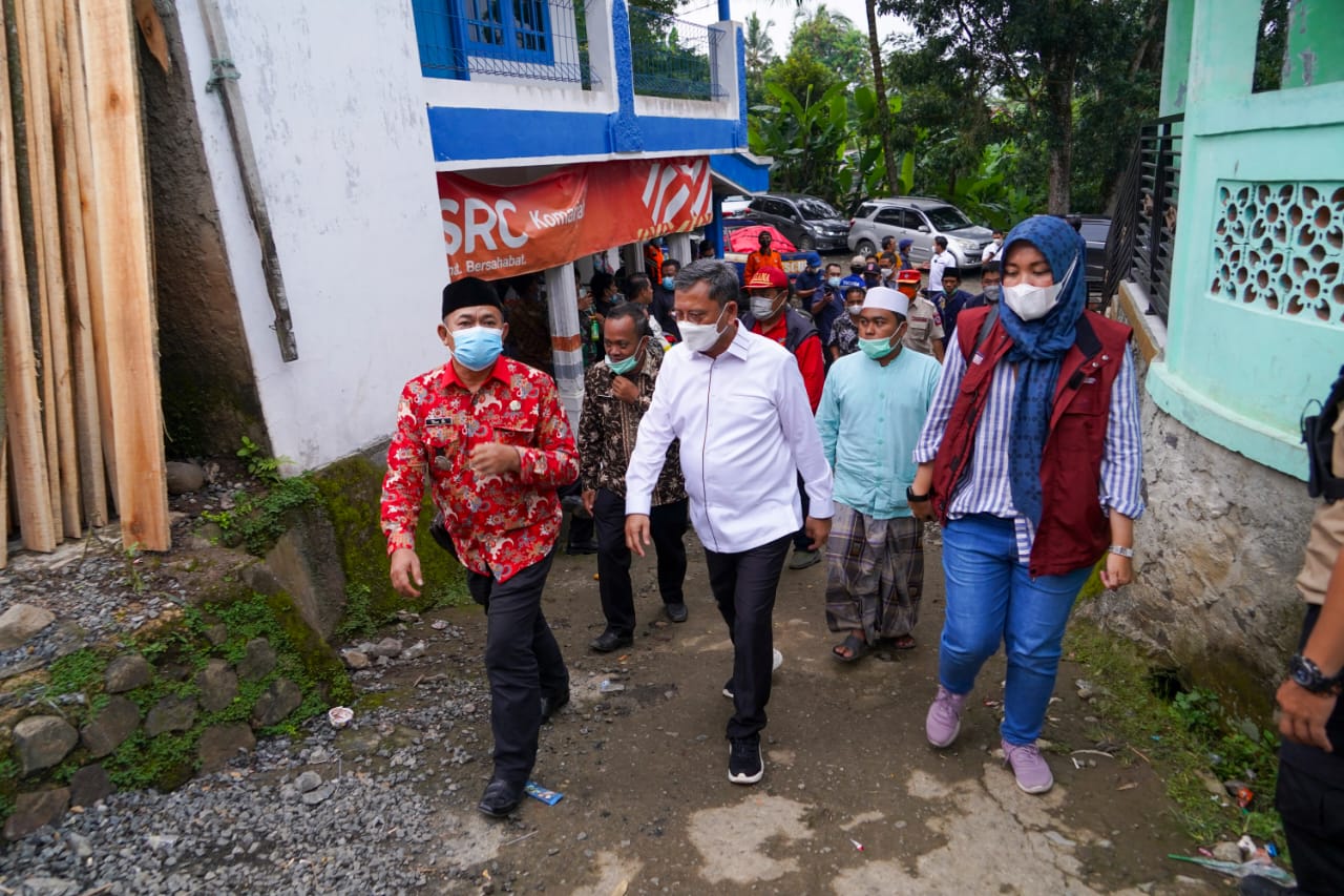Kemensos Serahkan Santunan Ahli Waris Korban Meninggal Akibat Longsor di Cianjur