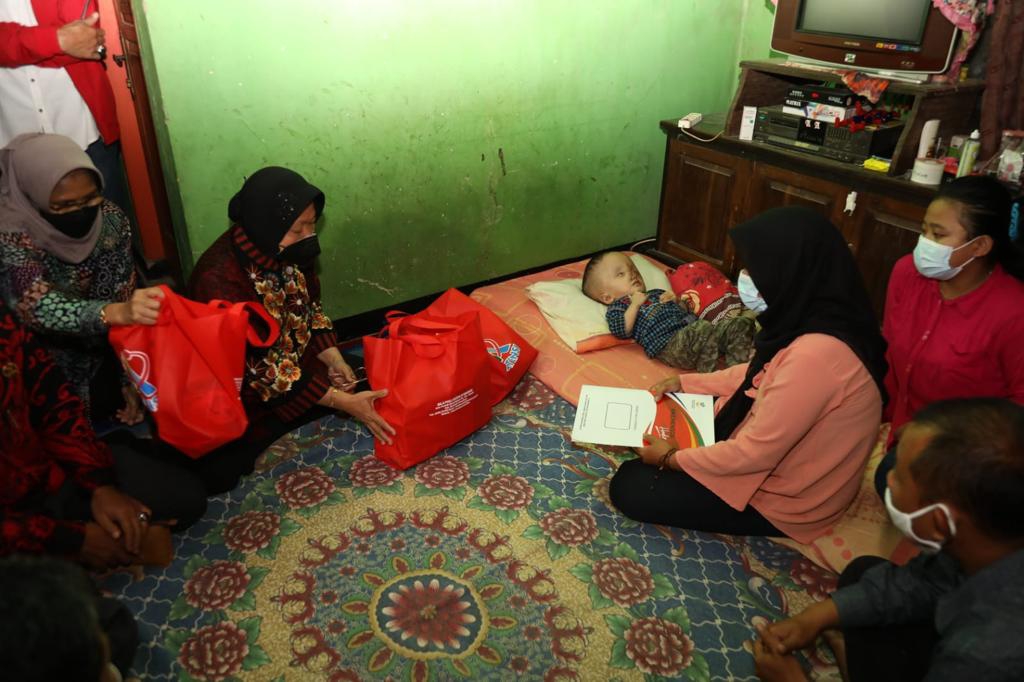 Lanjutkan Proses Pengobatan, Mensos Bawa Bocah Penderita Hidrosefalus ke Jakarta