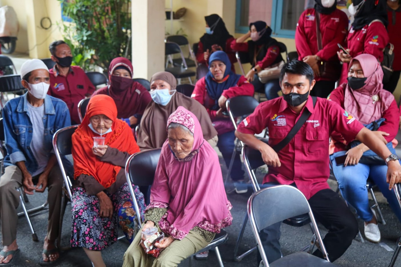 Pendistribusian KKS dan Bantuan Stimulan Usaha untuk KPM PKH Graduasi di Bandung