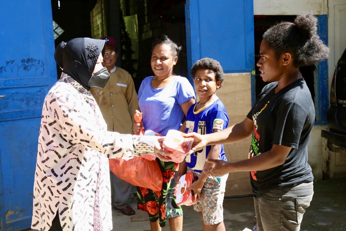 Dari Aceh, Mensos Terbang ke Papua, Memastikan Warga Terdampak Banjir Bandang Menerima Bantuan
