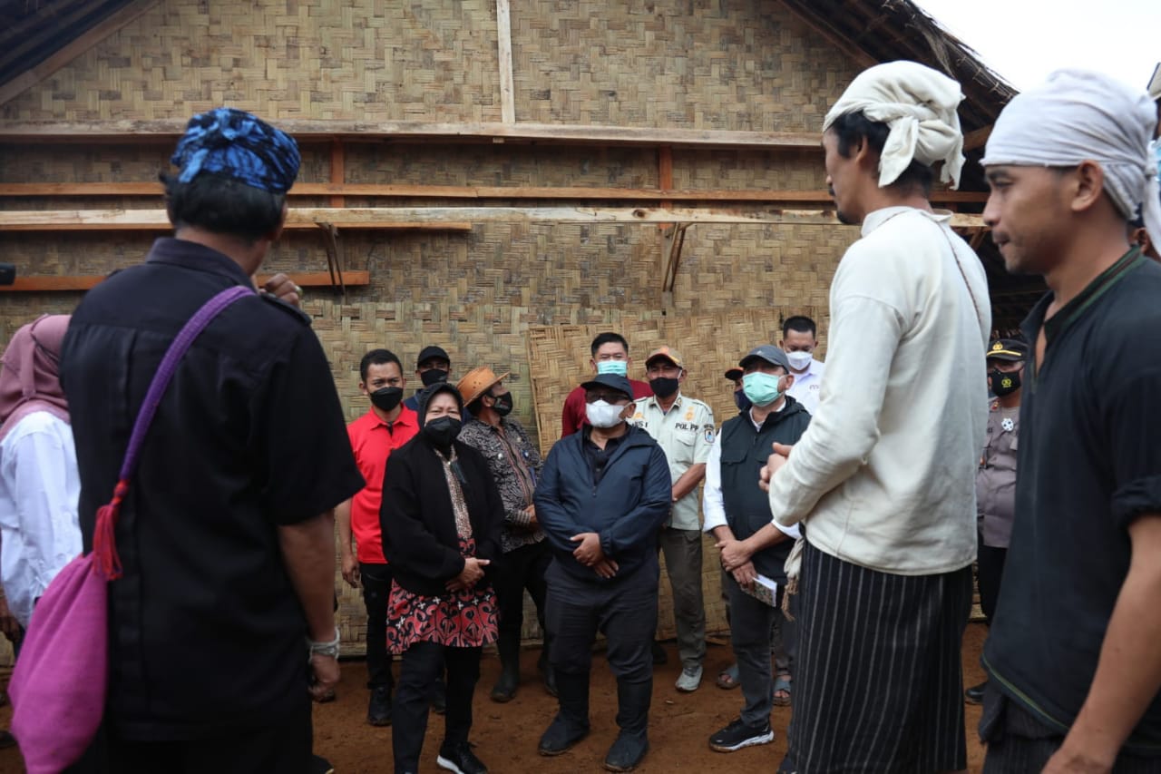 Susuri Pinggang Pegunungan Kendeng, Mensos Saksikan Pembangunan Rumah Suku Baduy dan Serahkan Bantuan