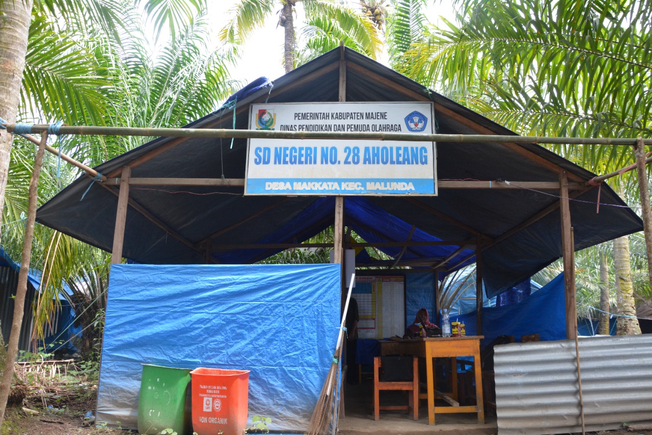 Kondisi Sekolah Darurat dan Proses Belajar Mengajar SD 28 Aholeang dalam Tenda Lama