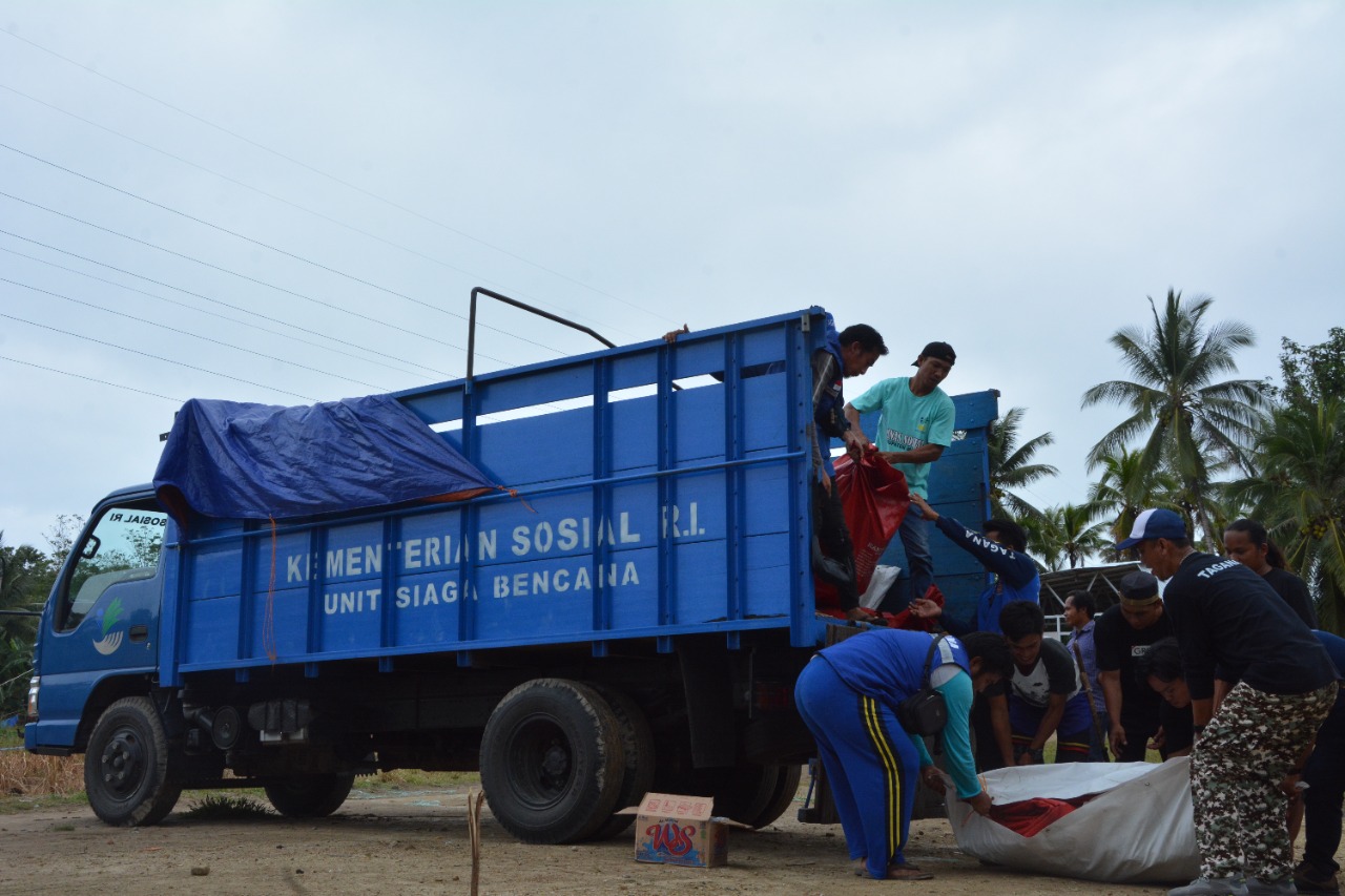 Proses Pendirian Tenda Serbaguna untuk Penyintas di Malunda oleh Tagana