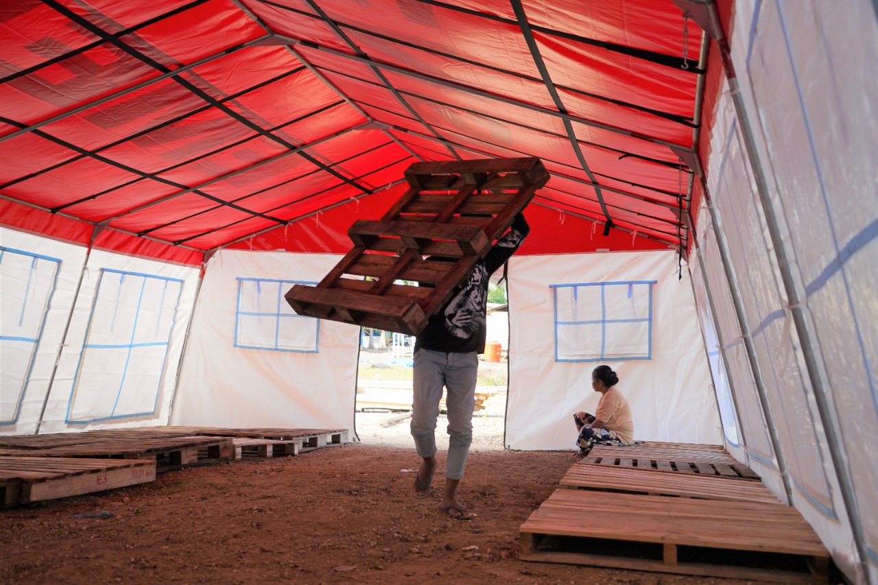 Proses Pemasangan Fasilitas Pendukung dalam Tenda Serbaguna Pengungsian di Malunda
