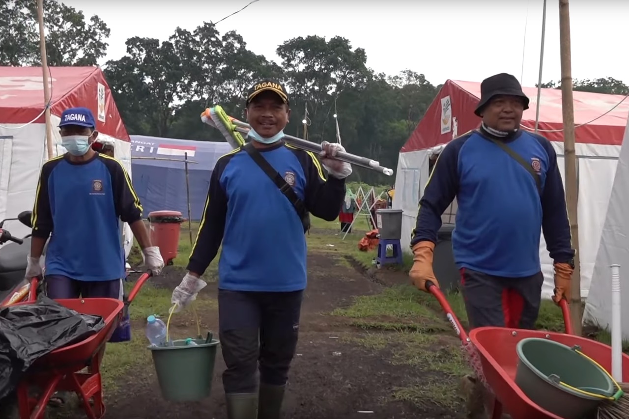 Baru Tahu! Begini Cara Membersihkan Toilet dan Sampah di Posko Pengungsian