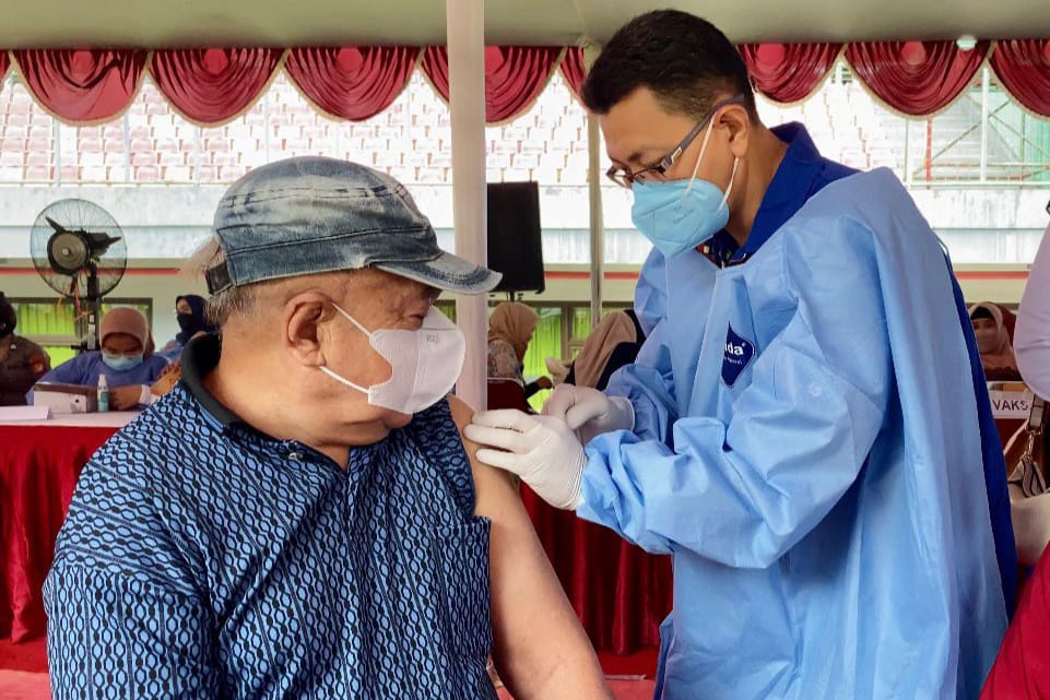 Dukung Percepatan Vaksinasi Booster Kelompok Prioritas, Kemensos Dampingi Lansia di Bekasi