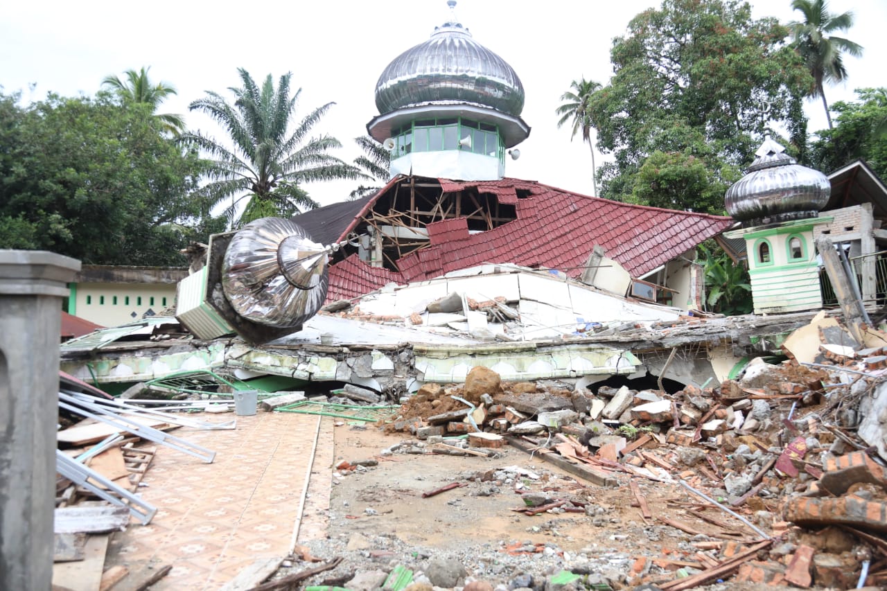 Kunjungi Lokasi Gempa Sumbar, Mensos Berikan Bantuan Sosial