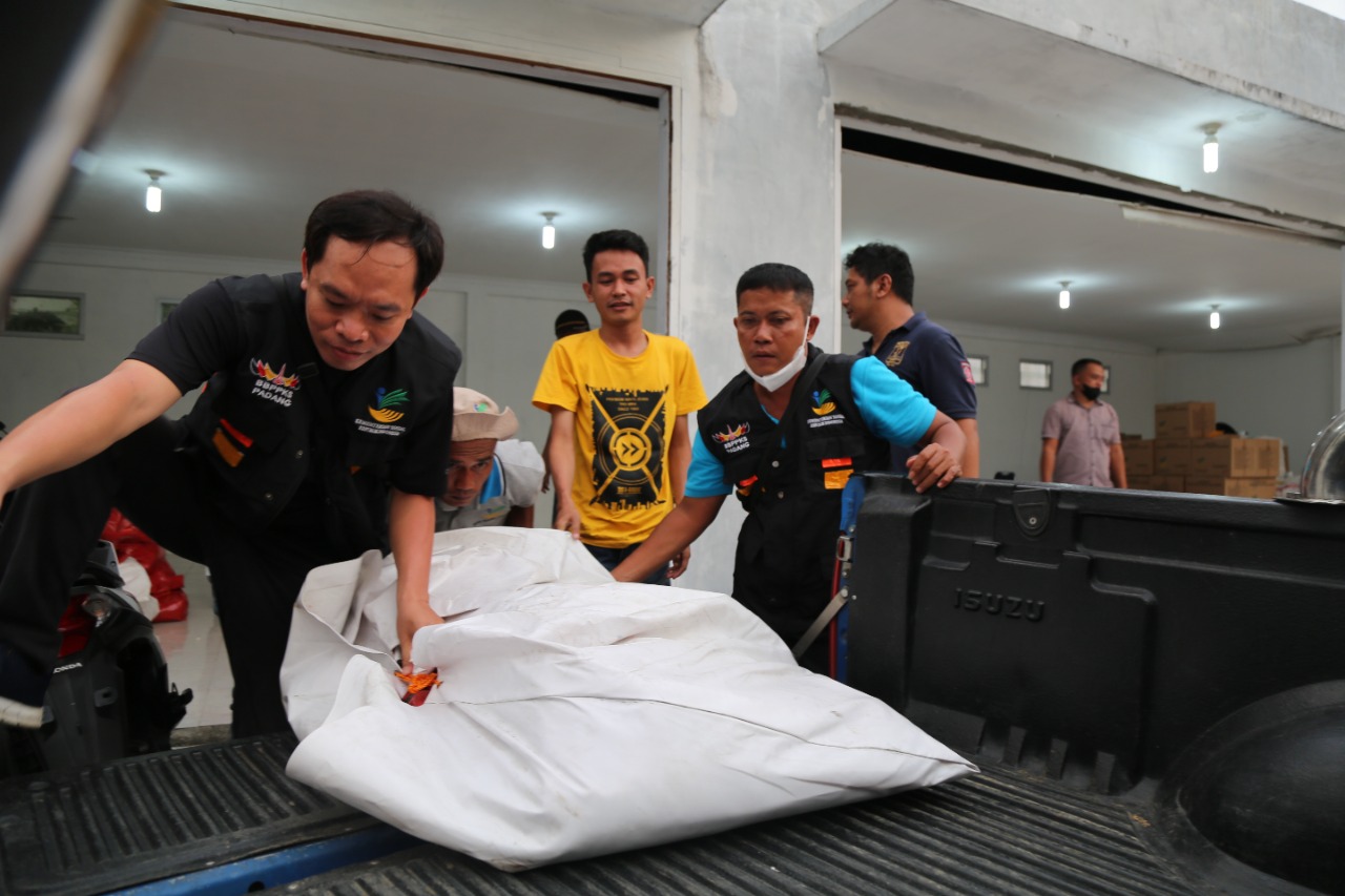 "Loading" Logistik dan Tenda Keluarga dari Posko Penanggulangan Bencana Kemensos di Pasaman Barat