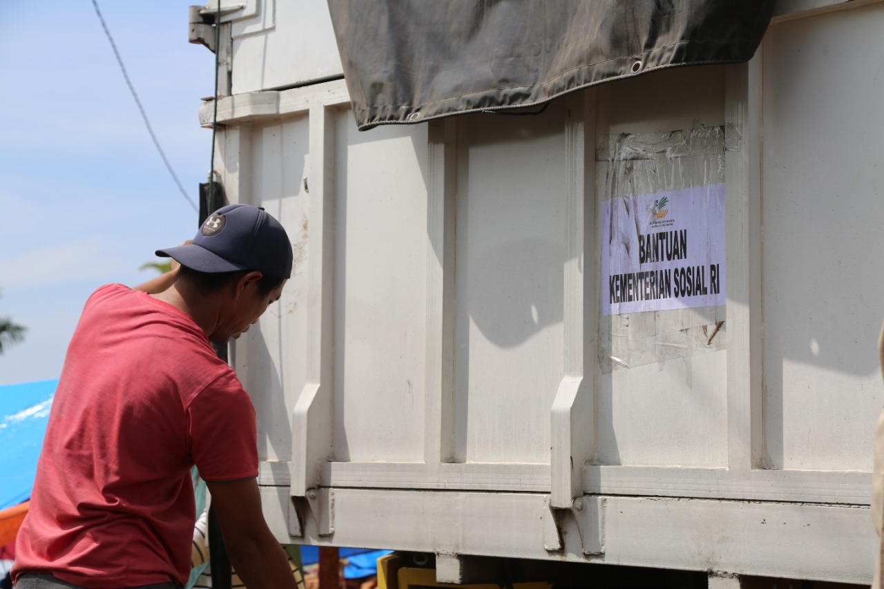 Proses Bongkar Muat Bantuan Logistik di Jorong Siparayo