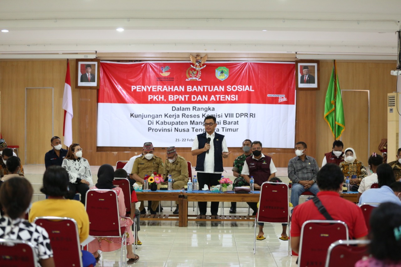 Penyerahan Bansos PKH, BPNT dan ATENSI di Kabupaten Manggarai Barat