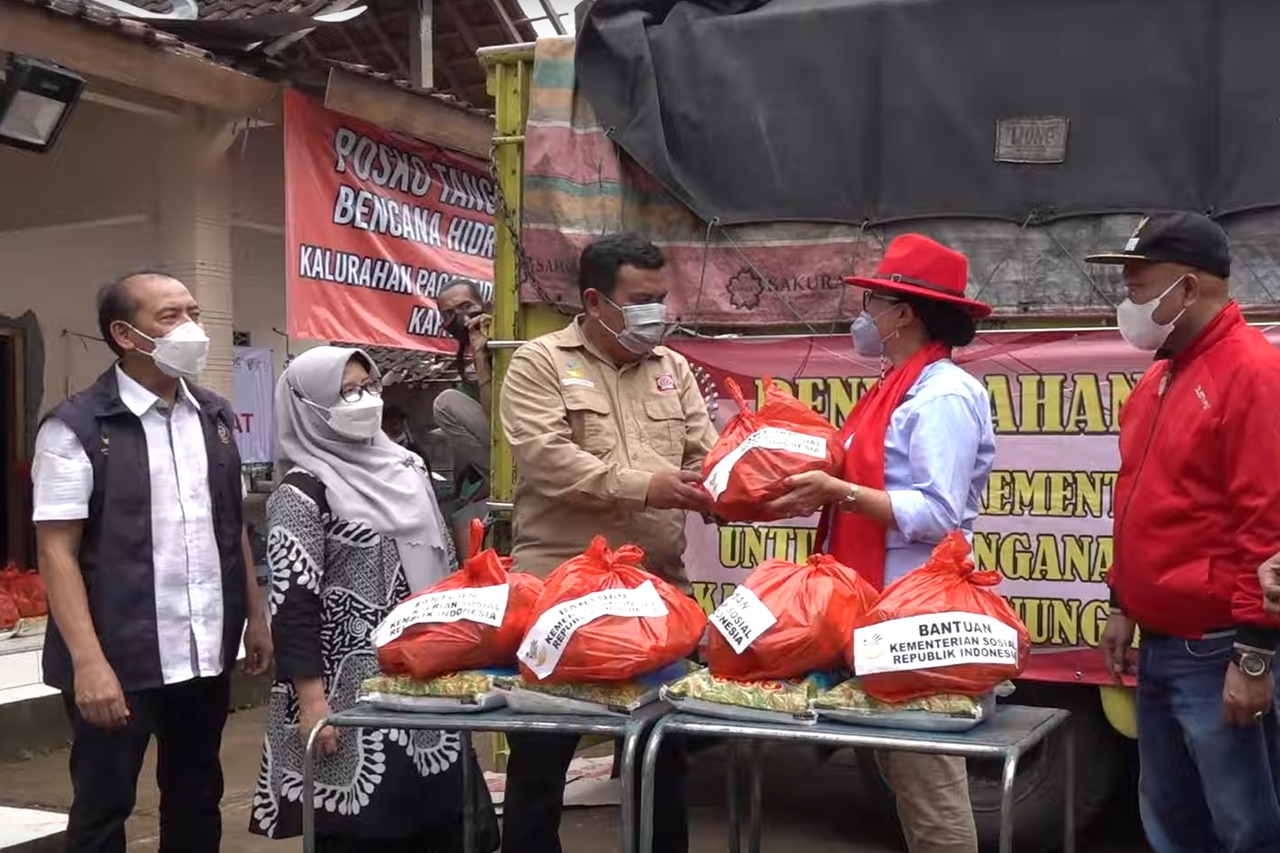 Logistik dari kemensos sampai di lokasi bencana di