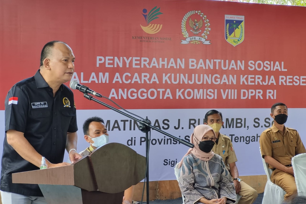 Anggota Komisi VIII DPR RI Serahkan Bantuan Sosial Kemensos di Sulawesi Tengah
