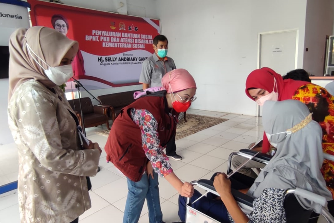 Salurkan Bantuan Sosial di Indramayu dan Cirebon, Anggota Komisi VIII Apresiasi Kinerja Kemensos dalam Upaya Pemenuhan Kebutuhan PM