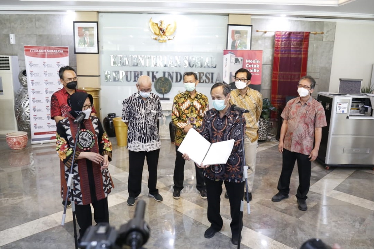 Mensos Terima Mesin Cetak Braille Dari Rektor IT Telkom Surabaya
