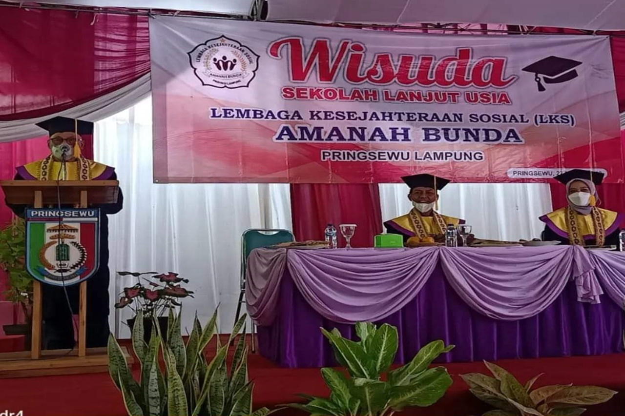 Sekolah Lansia Pertama di Lampung Laksanakan Wisuda Standar 1
