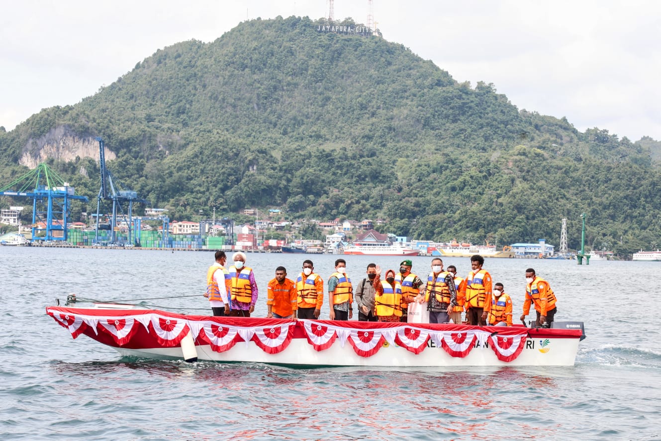 Mensos Serahkan Bantuan Kapal dan Motor Listrik untuk Dorong Kemandirian Ekonomi Masyarakat Papua