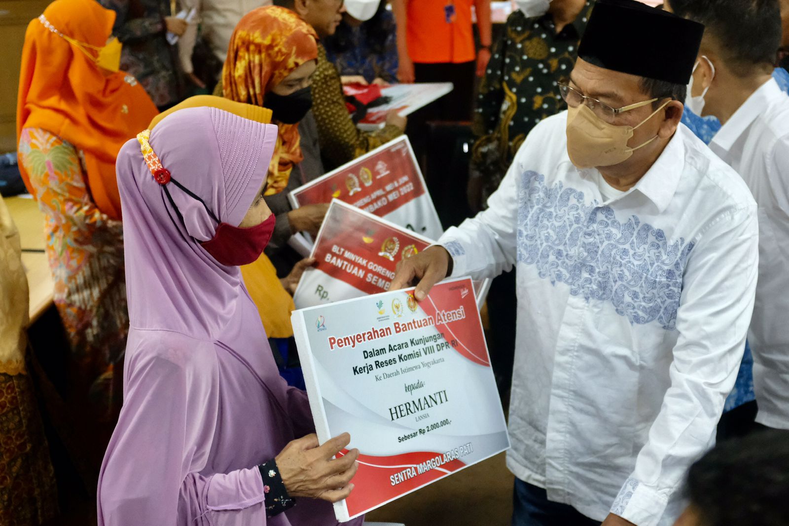 Kemensos dan Komisi VIII DPR RI Salurkan Bansos dan BLT Minyak Goreng di Yogyakarta