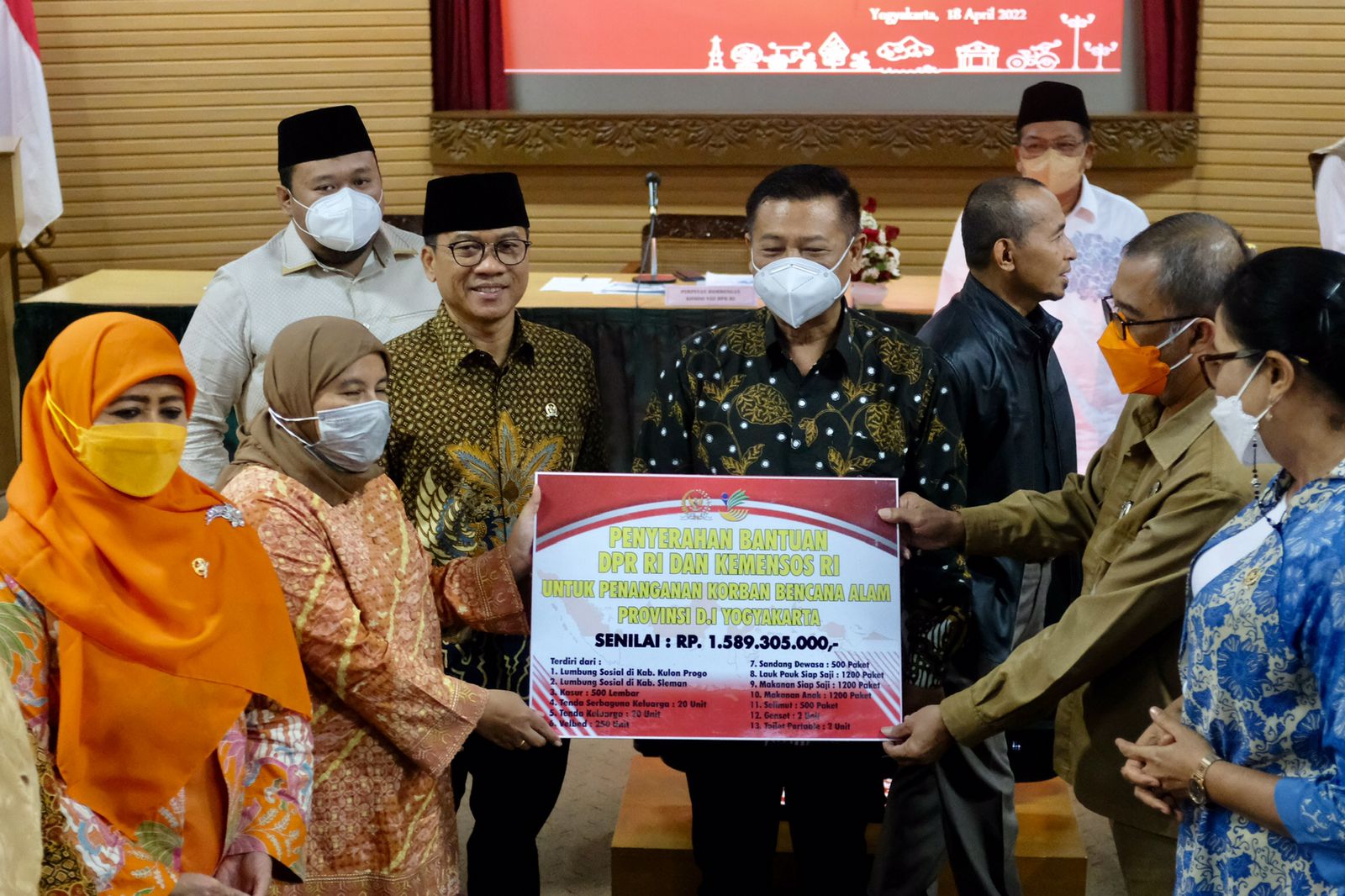 MoSA and Commission VIII of DPR RI Distribute Social Assistance More than IDR 400 Billion to the DIY Province
