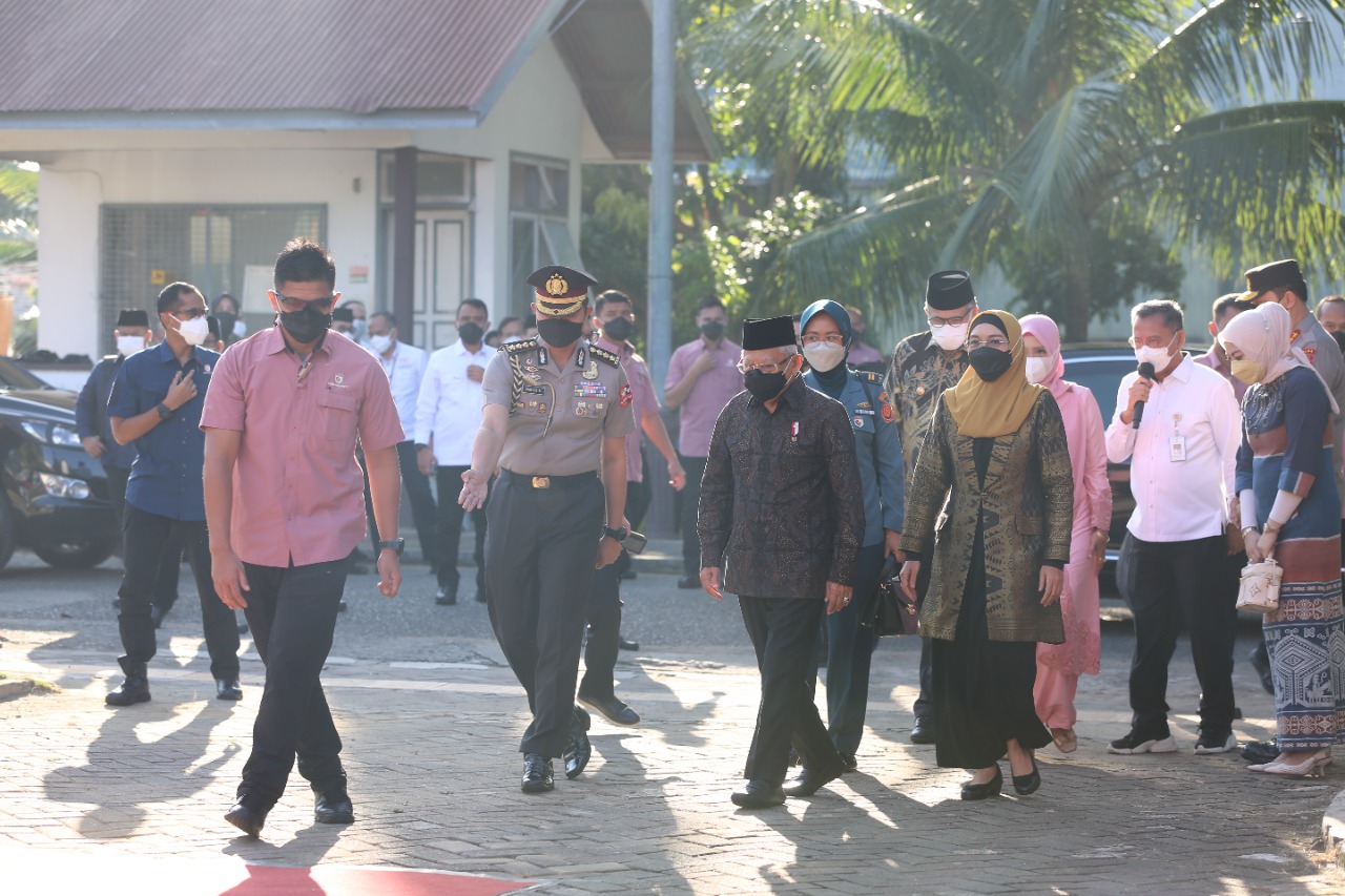 Wakil Presiden RI Serahkan Sejumlah Bantuan Sosial untuk Penerima Manfaat di Aceh