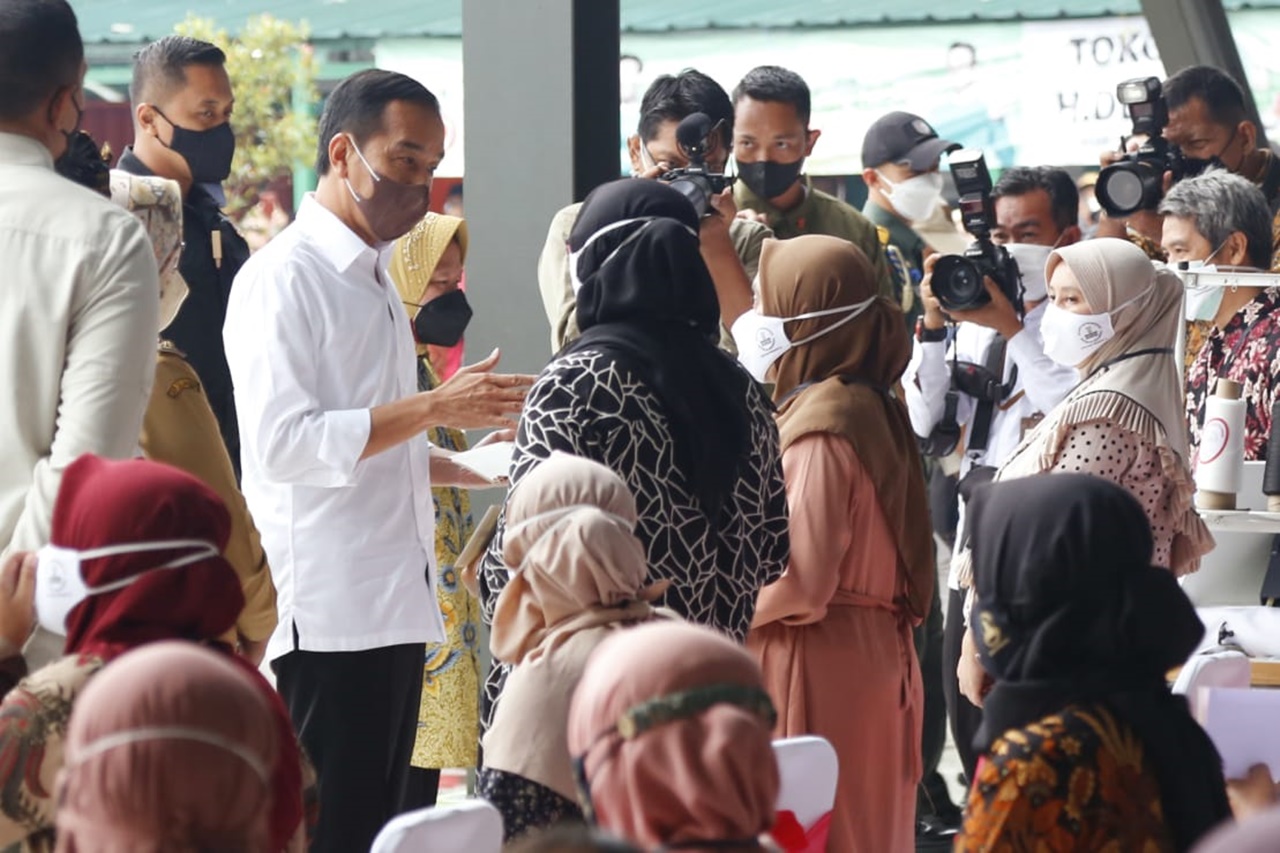 Meriah, Presiden Jokowi Disambut Warga Saat Salurkan BLT Minyak Goreng di Bogor