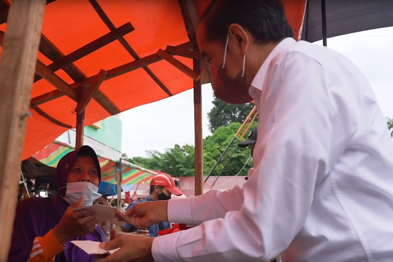 President Joko Widodo Hands Over Business Capital Assistance and BLT Cooking Oil in Jambi City