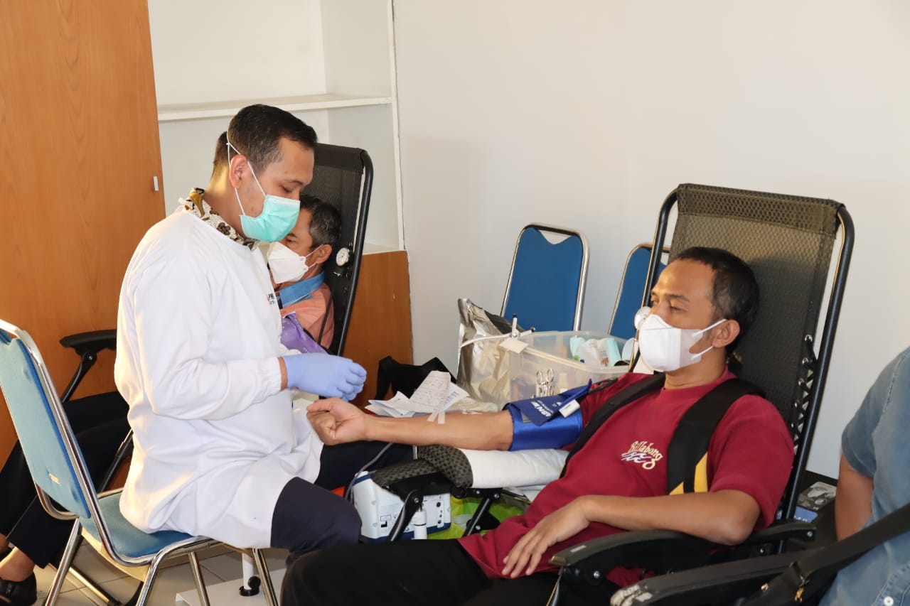 Bakti Sosial Donor Darah dan Pemeriksaan Kesehatan di Sentra Wyata Guna Bandung Dalam Menyambut HLUN