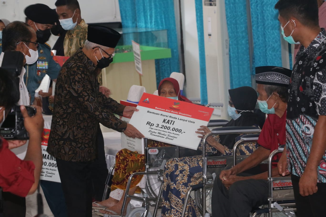 Vice President Ma'ruf Amin Gives Social Assistance to Communities in Kendari City