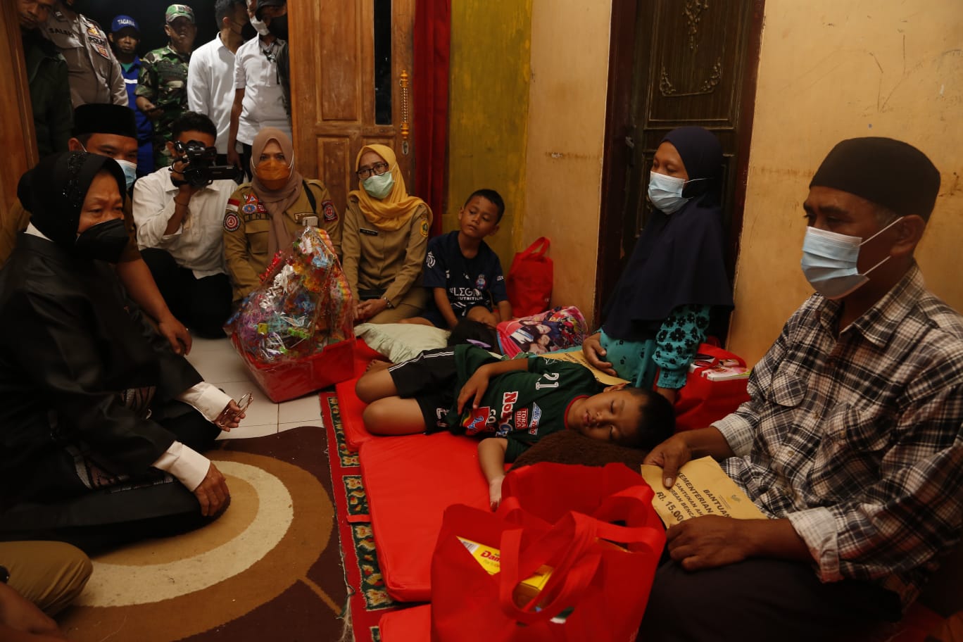 Kunjungi Korban Longsor di Bogor, Mensos Ingatkan Masyarakat di Kawasan Rawan Bencana terkait Ancaman Bencana Hidrometeorologi