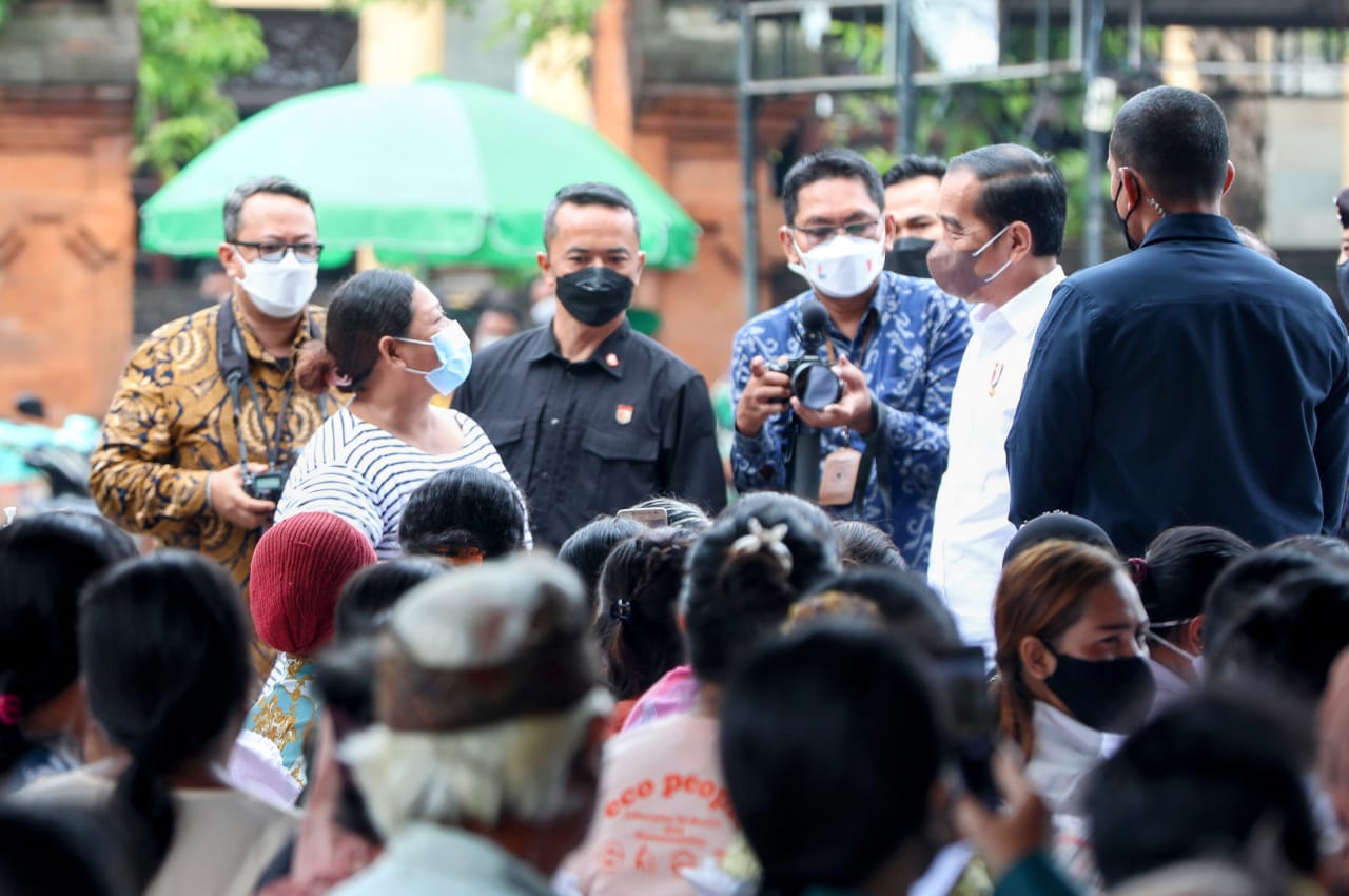 Presiden RI Salurkan Bansos dan BLT Minyak Goreng di Denpasar