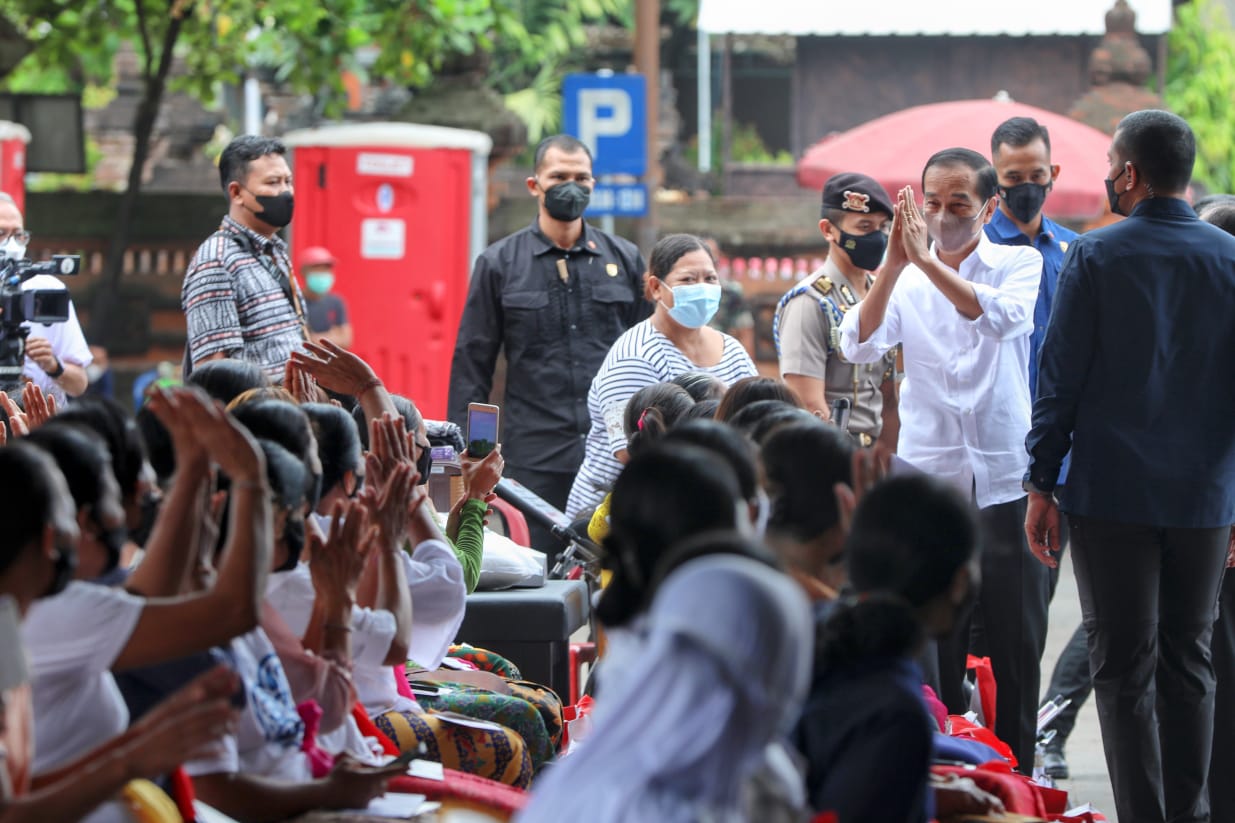Presiden RI Salurkan Bansos dan BLT Minyak Goreng di Denpasar
