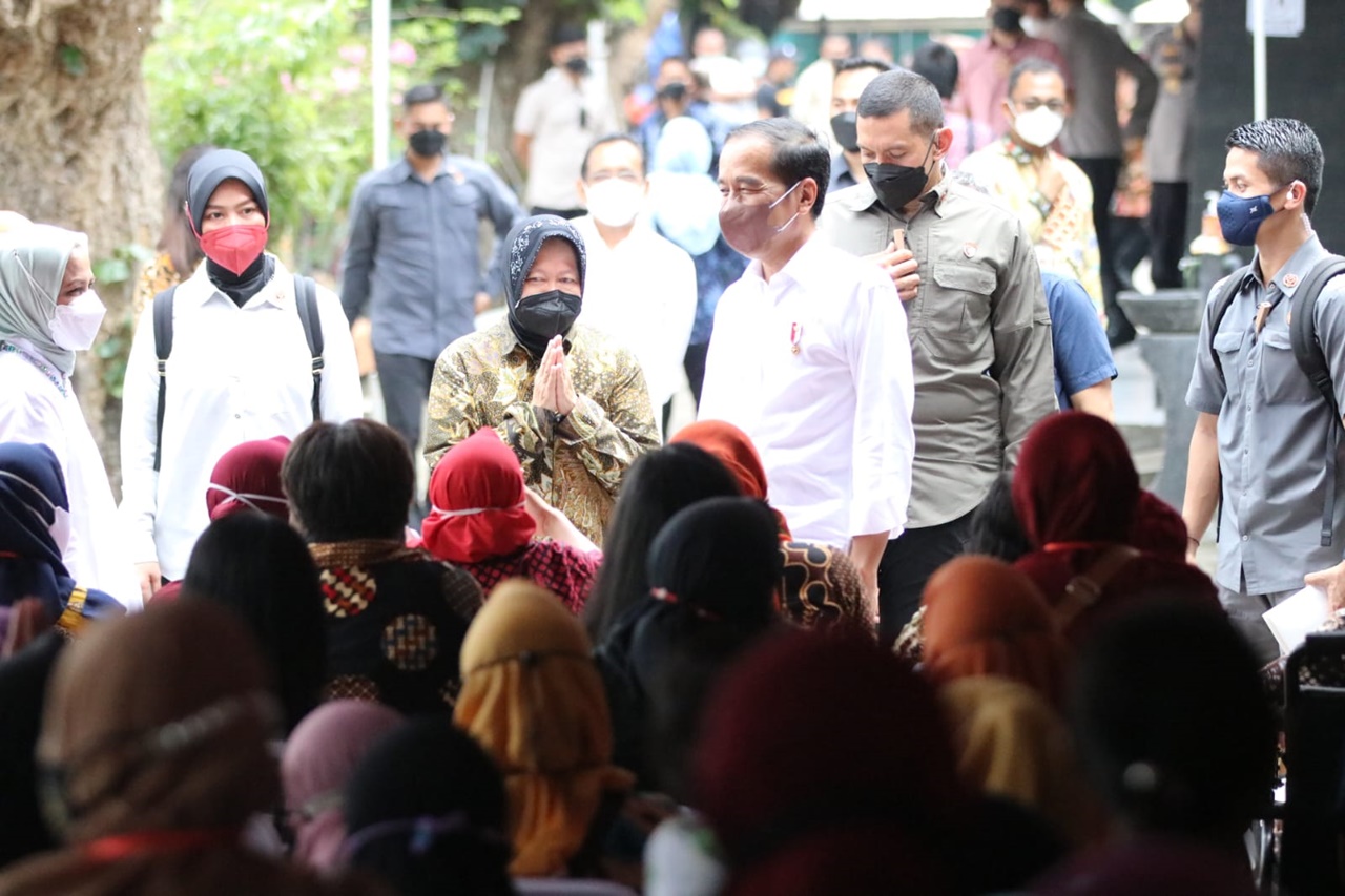 Presiden Jokowi dan Mensos Risma Salurkan Berbagai Bansos di Surakarta