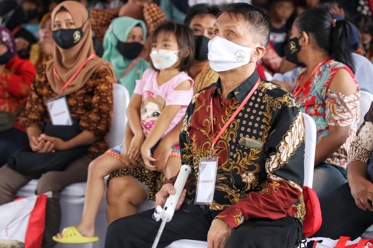Presiden Jokowi dan Mensos Risma Salurkan Berbagai Bansos di Surakarta