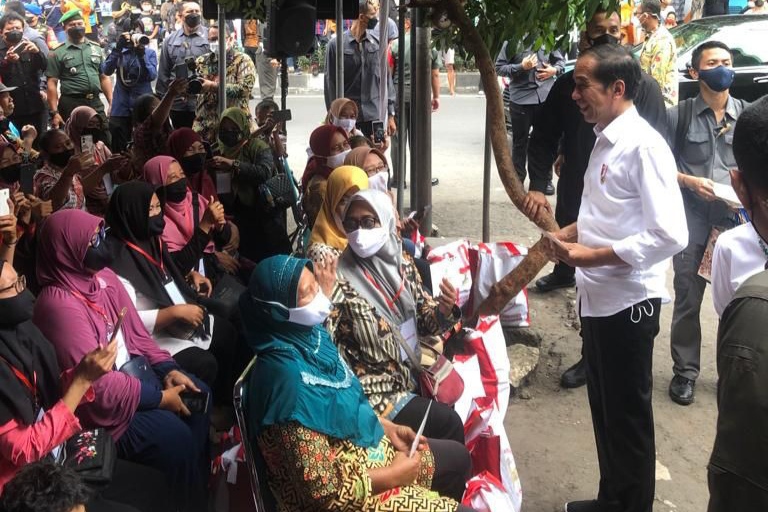 Presiden Jokowi Kunjungi Pasar di Kota Surakarta Berikan Bantuan ATENSI